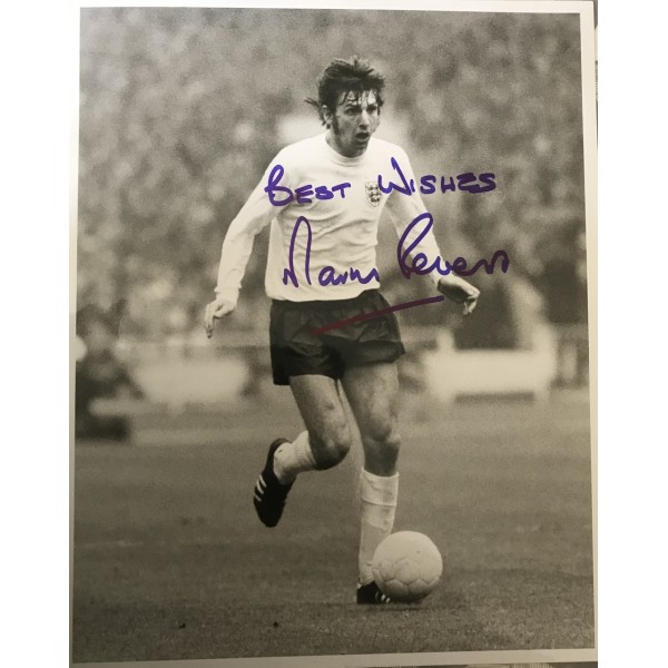 Martin Peters signed 10x8 England 1966 photo Martin Peters signed 10x8 England 1966 photo